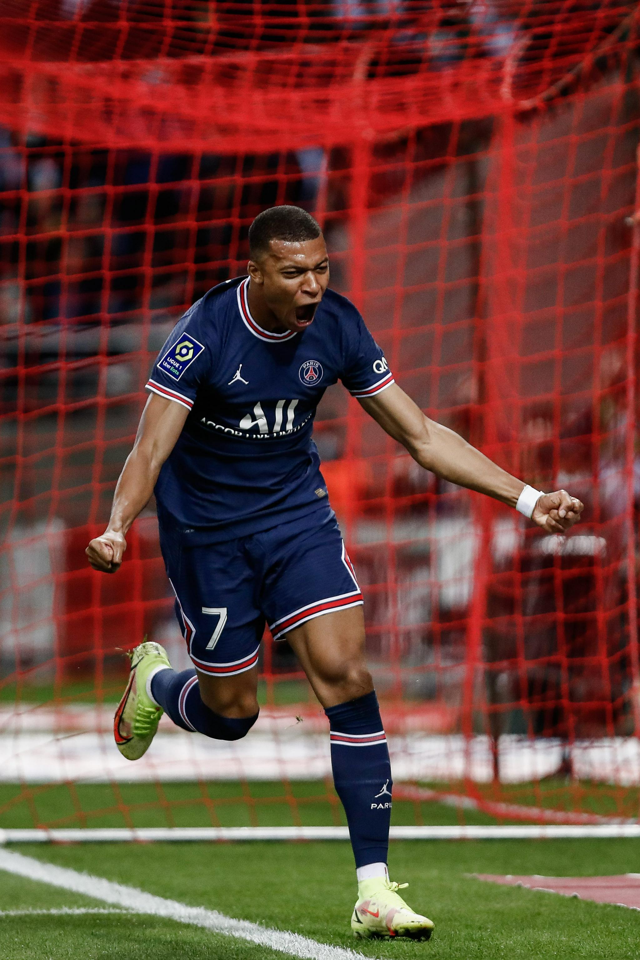 德媒：拜仁欧战主场收入场均570万欧排欧洲第五，皇马居首