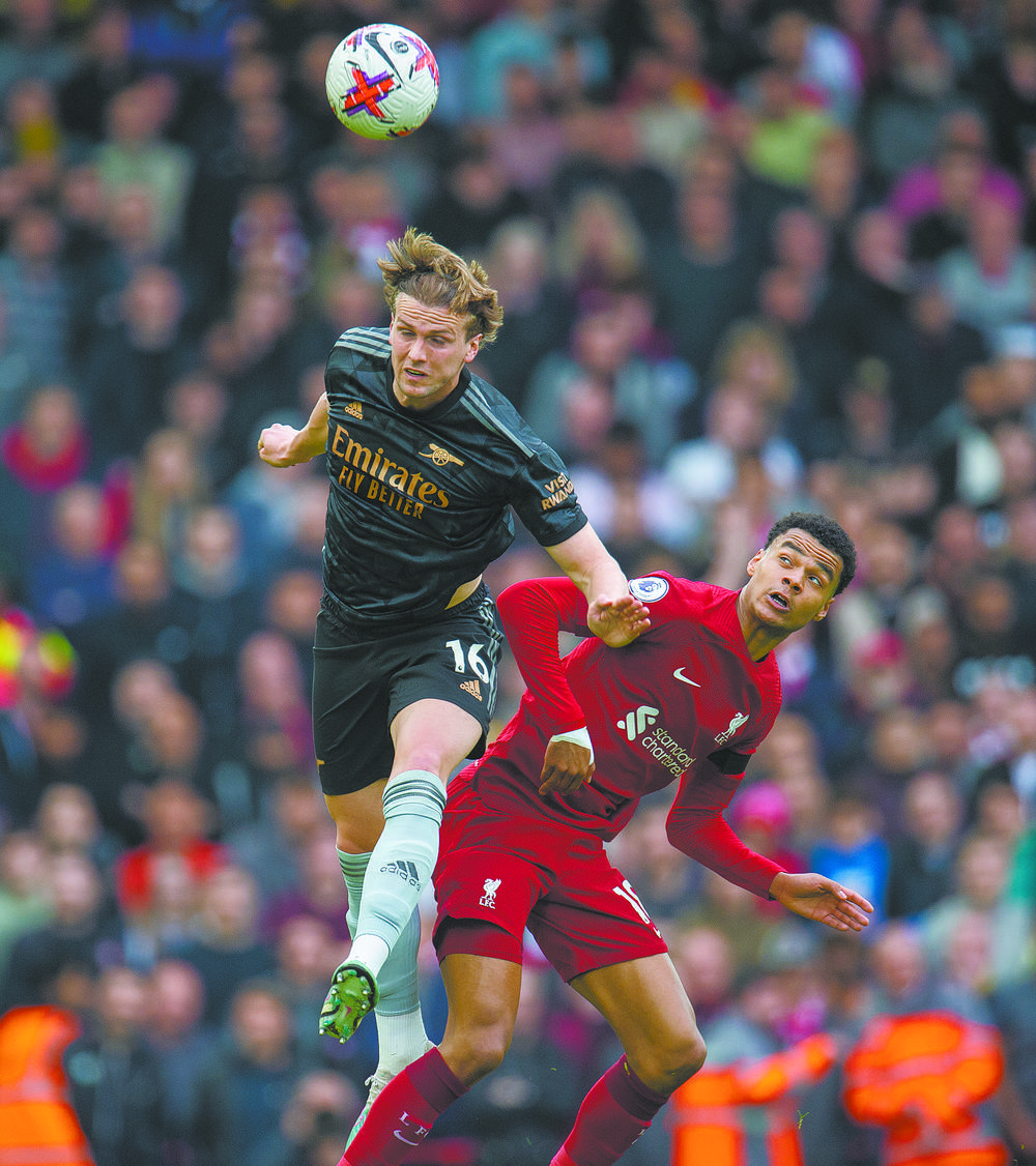 毛彪附体！四川一高校辅导员单刀面对大空门滑倒滚进球网