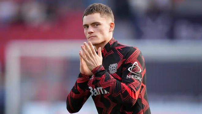 半场：拜仁2-2弗赖堡，卡尔、奥利塞分别传射，铃木唯人进球